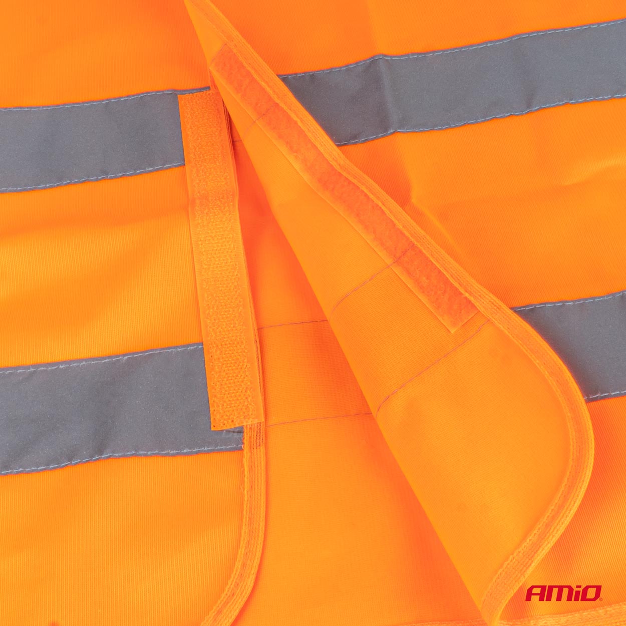 Detalje af refleksbånd på orange refleksvest
