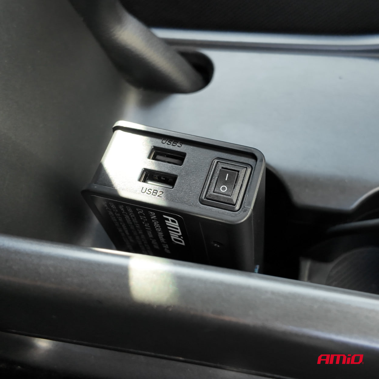 Bilforlængerfatning med flere USB-porte og tænd/sluk-knap