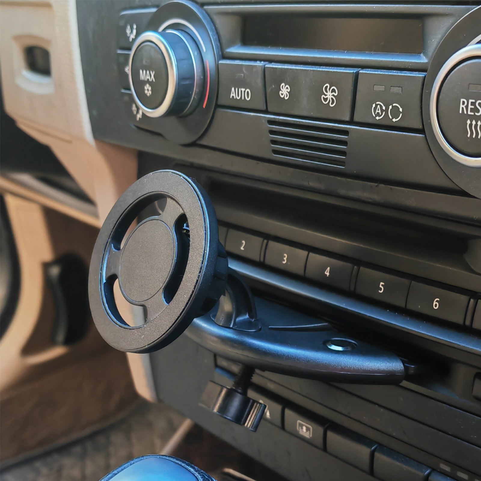 Držiak telefónu do CD slotu namontovaný v aute so silným magnetom a centrálne umiestneným dizajnom.