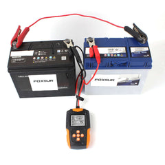 12V/24V tester batérie pripojený k dvom batériám na rýchle a presné testovanie batérií.