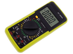 Digitálny multimeter na meranie napätia, prúdu a odporu