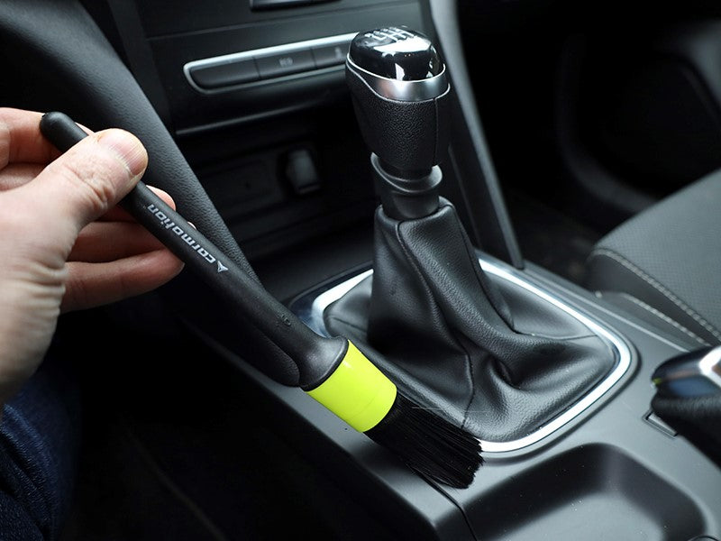 Sada na starostlivosť o auto s detailingovými kefami vo viacerých veľkostiach