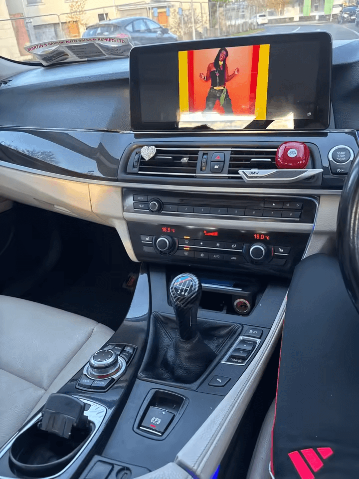 BMW 5-Series GT F07 09-17 - 12,3" rádio s Apple CarPlay a Android Auto nainštalované v interiéri vozidla.
