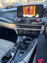BMW 5-Series GT F07 09-17 - 12,3" rádio s Apple CarPlay a Android Auto nainštalované v interiéri vozidla.