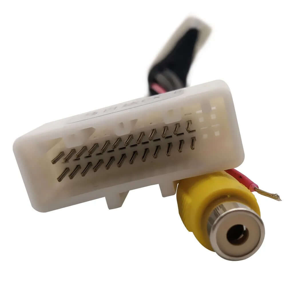 Bakkamera Mazda 2 14-21 adgang til kameraforbindelse med plug og RCA-stik.