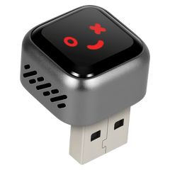 Mini bezdrôtový adaptér CarPlay & Android Auto (5.8GHz – Plug & Play) pripojený k USB portu.